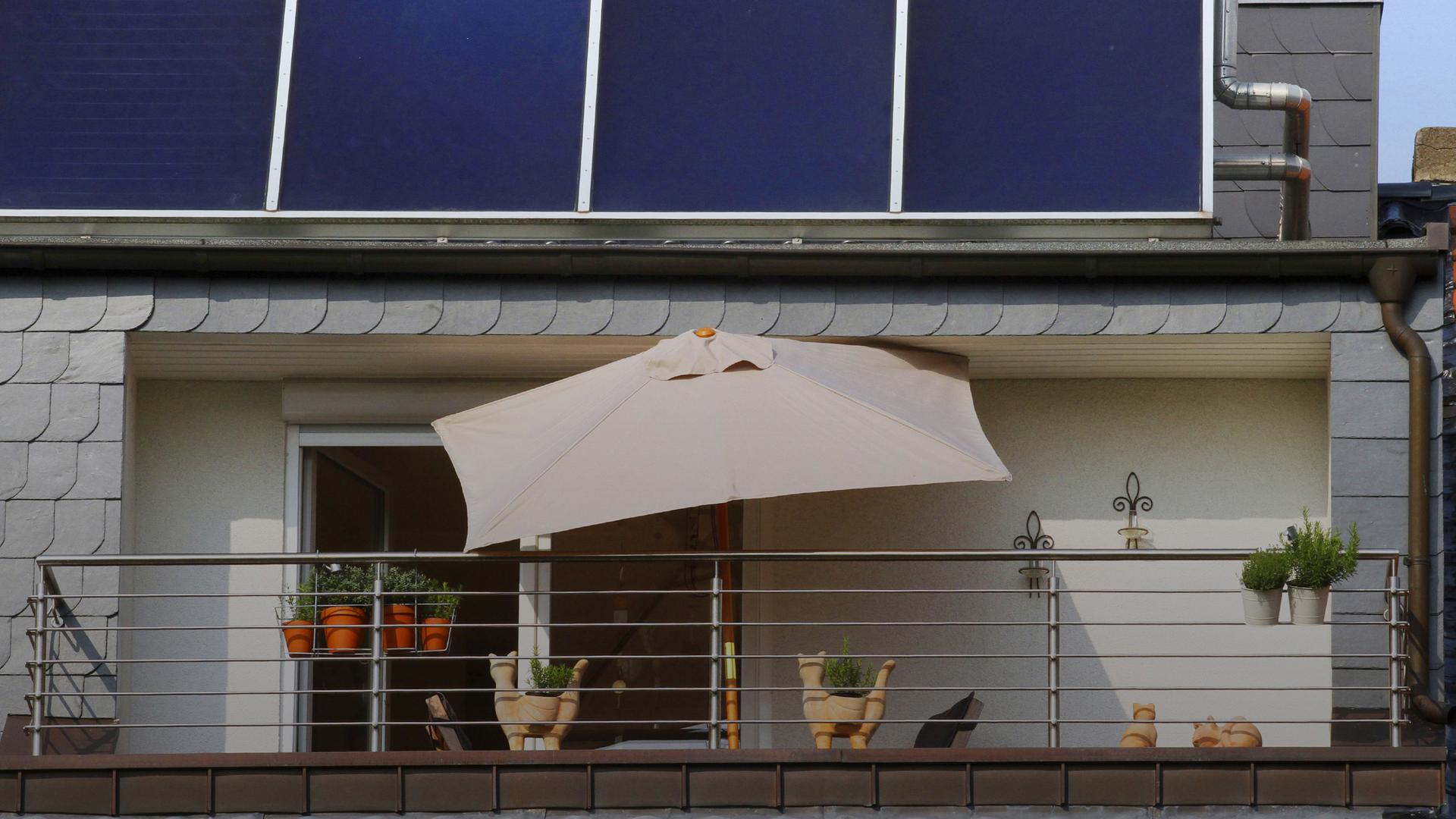 Solarpaneele am Dach über ein Balkon