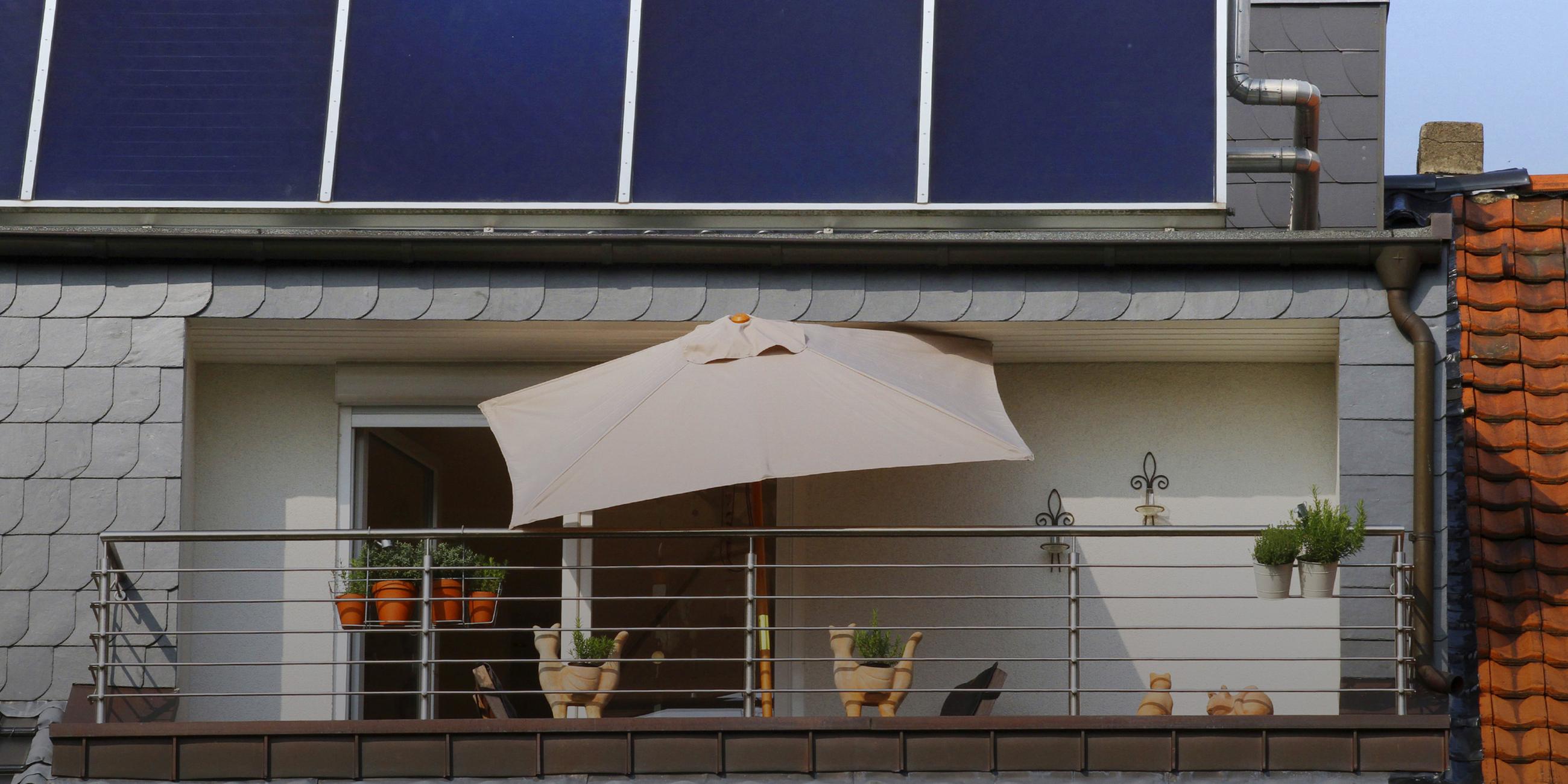 Solarpaneele am Dach über ein Balkon
