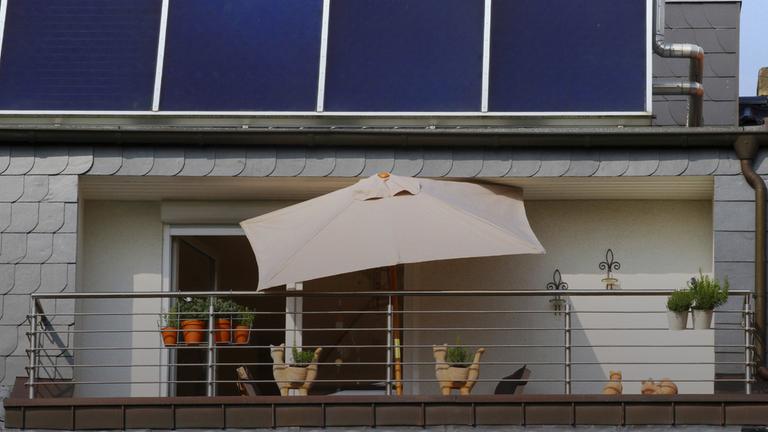 Solarpaneele am Dach über ein Balkon
