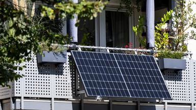 Kleine Solaranlage an Balkon eines Mehrparteienhauses.