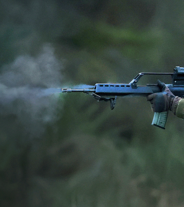 Soldat mit Schusswaffe bei Schießübung
