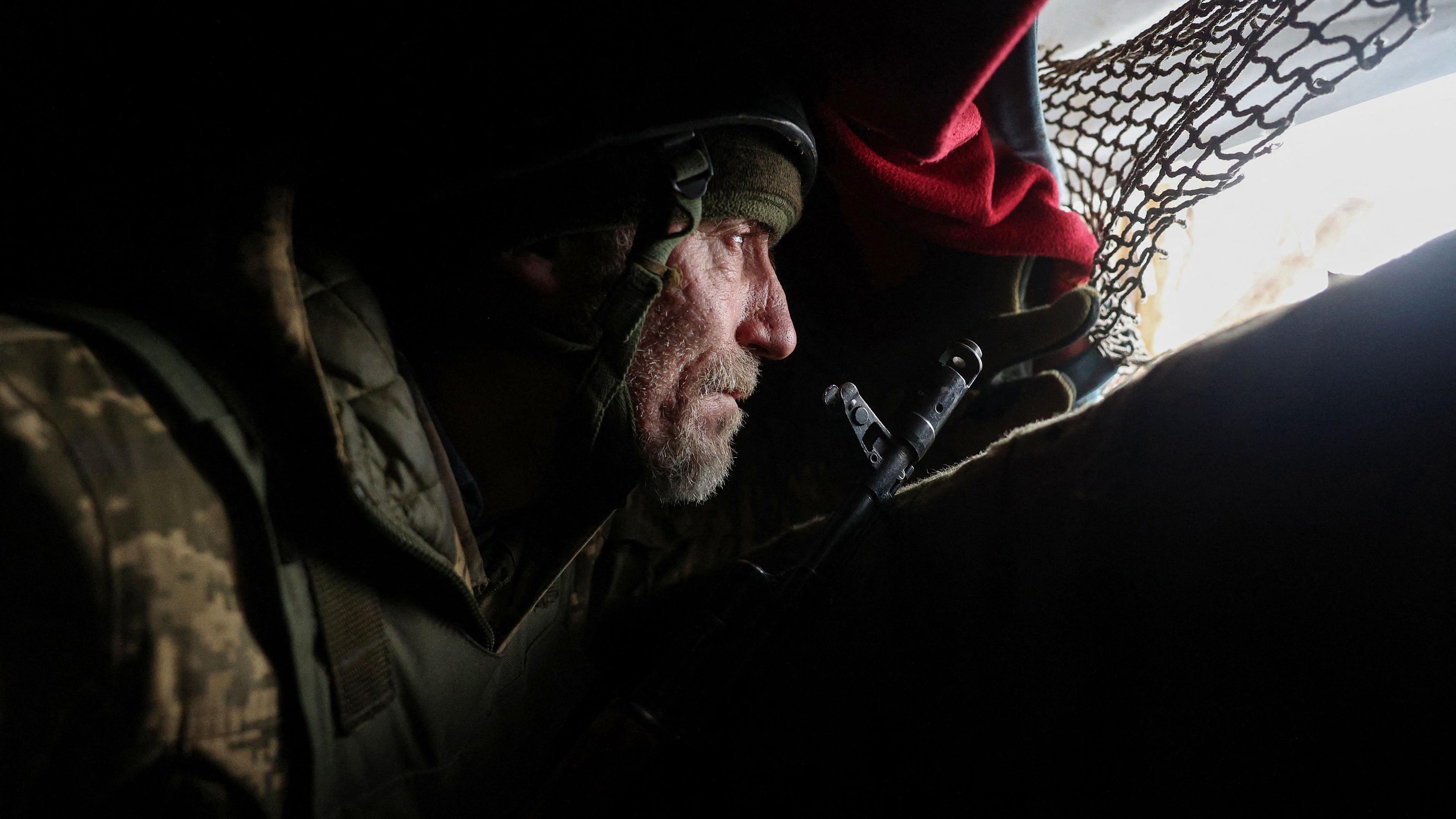 Ein ukrainischer Soldat hält seine Stellung an der Frontlinie in der Nähe der von Russland besetzten ukrainischen Stadt Horlivka  am 14.12.2023.