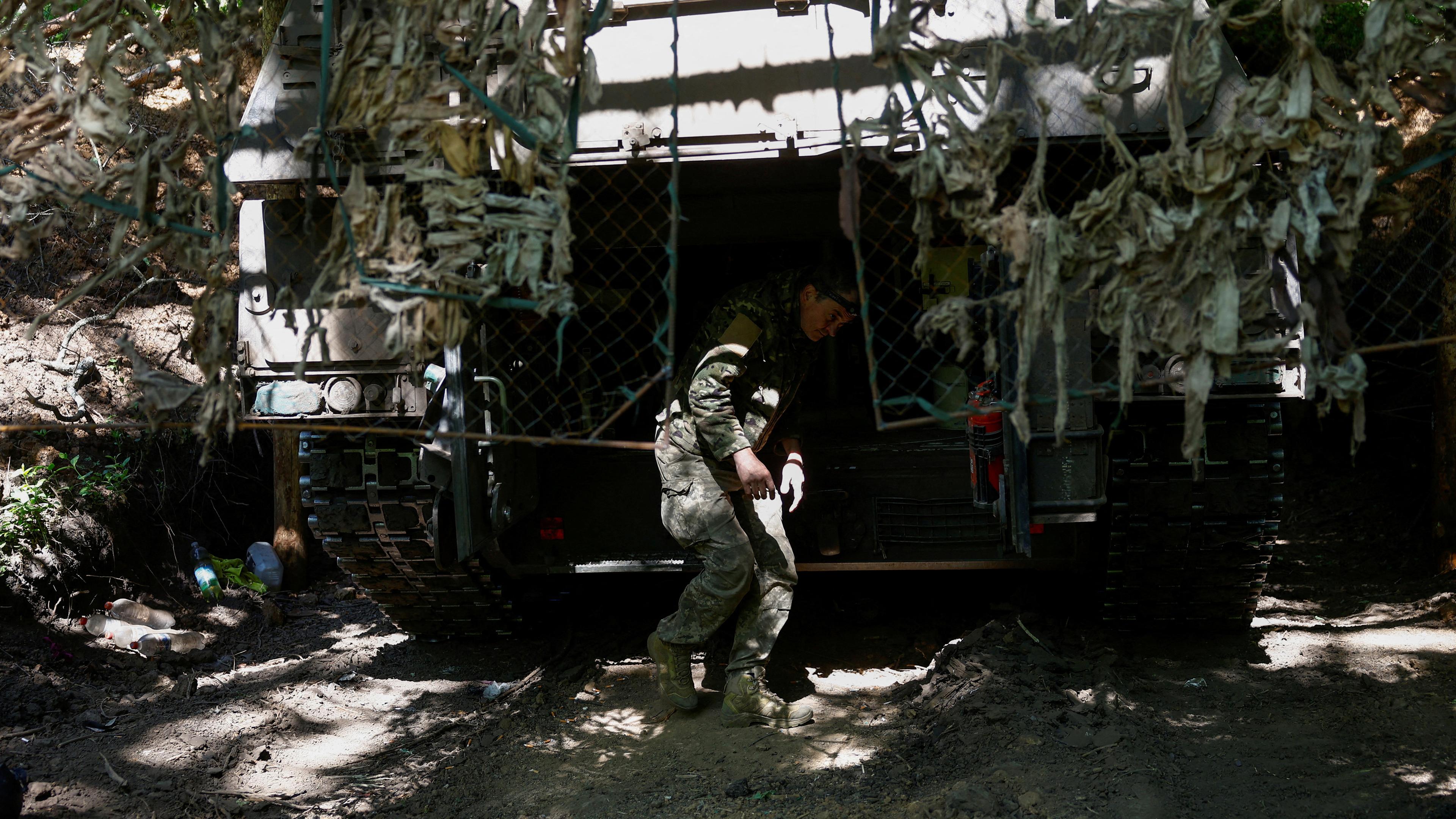 Ein ukrainischer Soldat der 43. separaten Artilleriebrigade, geht neben einer Panzerhaubitze 2000, in der Region Donezk, Ukraine, 04.05.2024.