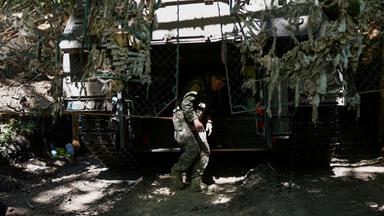 Ein ukrainischer Soldat der 43. separaten Artilleriebrigade, geht neben einer Panzerhaubitze 2000, in der Region Donezk, Ukraine, 04.05.2024.