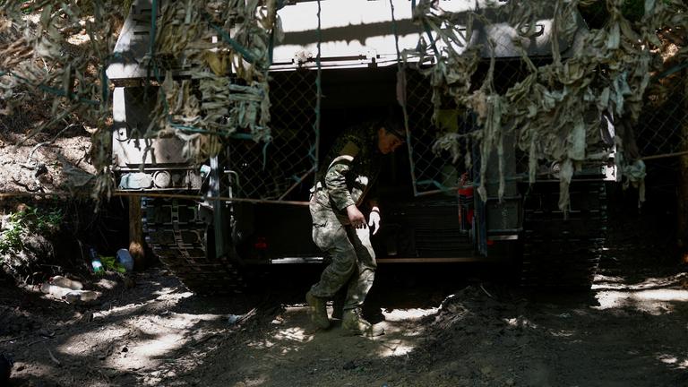 Ein ukrainischer Soldat der 43. separaten Artilleriebrigade, geht neben einer Panzerhaubitze 2000, in der Region Donezk, Ukraine, 04.05.2024.