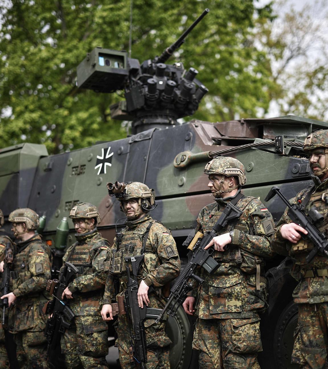 Soldaten der Bundeswehr vor dem Boxer Schützenpanzer