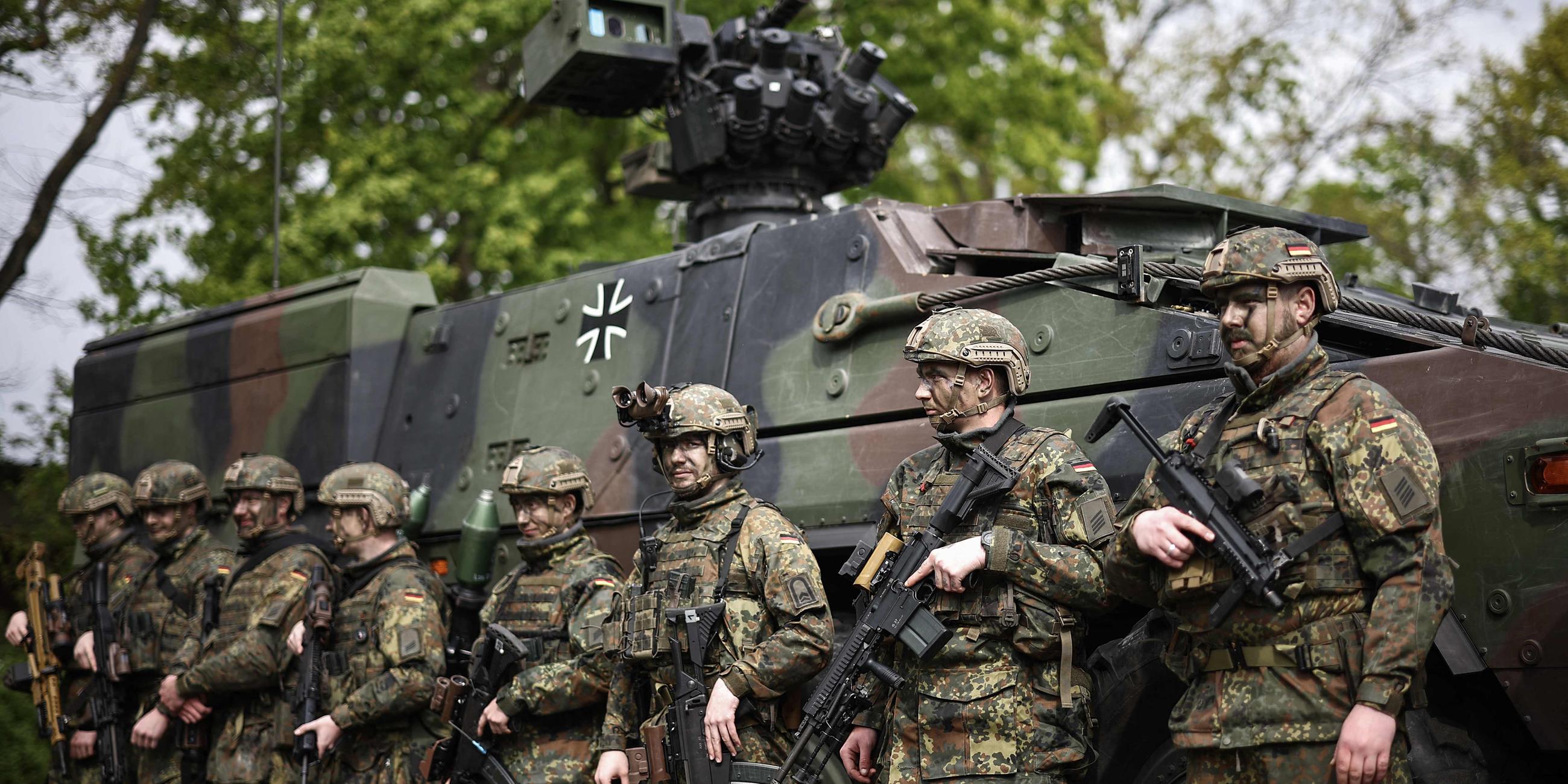 Soldaten der Bundeswehr vor dem Boxer Schützenpanzer