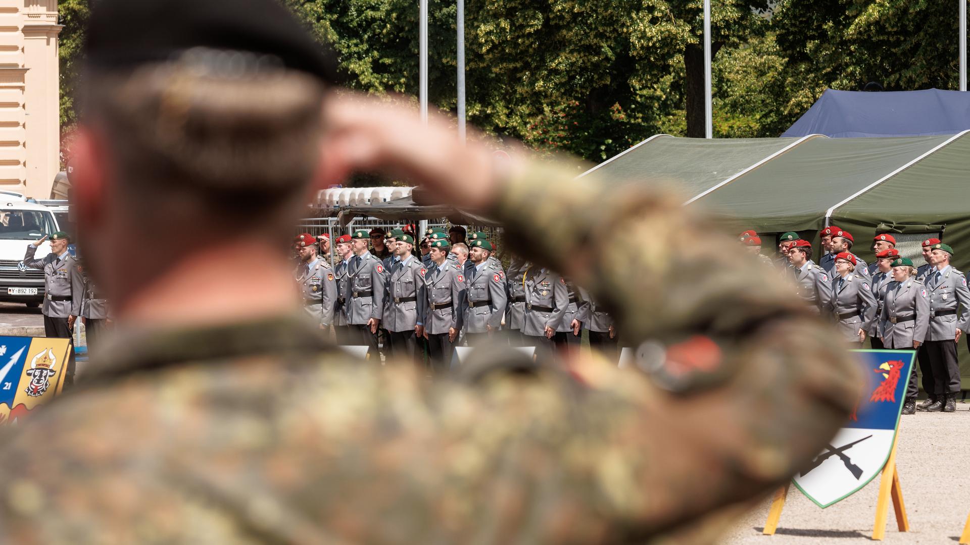 Soldaten der Bundeswehr stehen zum Rückkehrappel auf dem Alten Garten in Schwerin. 