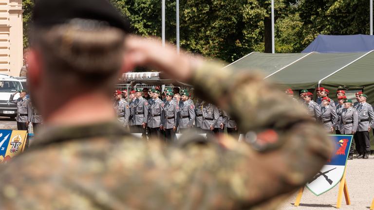 Soldaten der Bundeswehr stehen zum Rückkehrappel auf dem Alten Garten in Schwerin. 