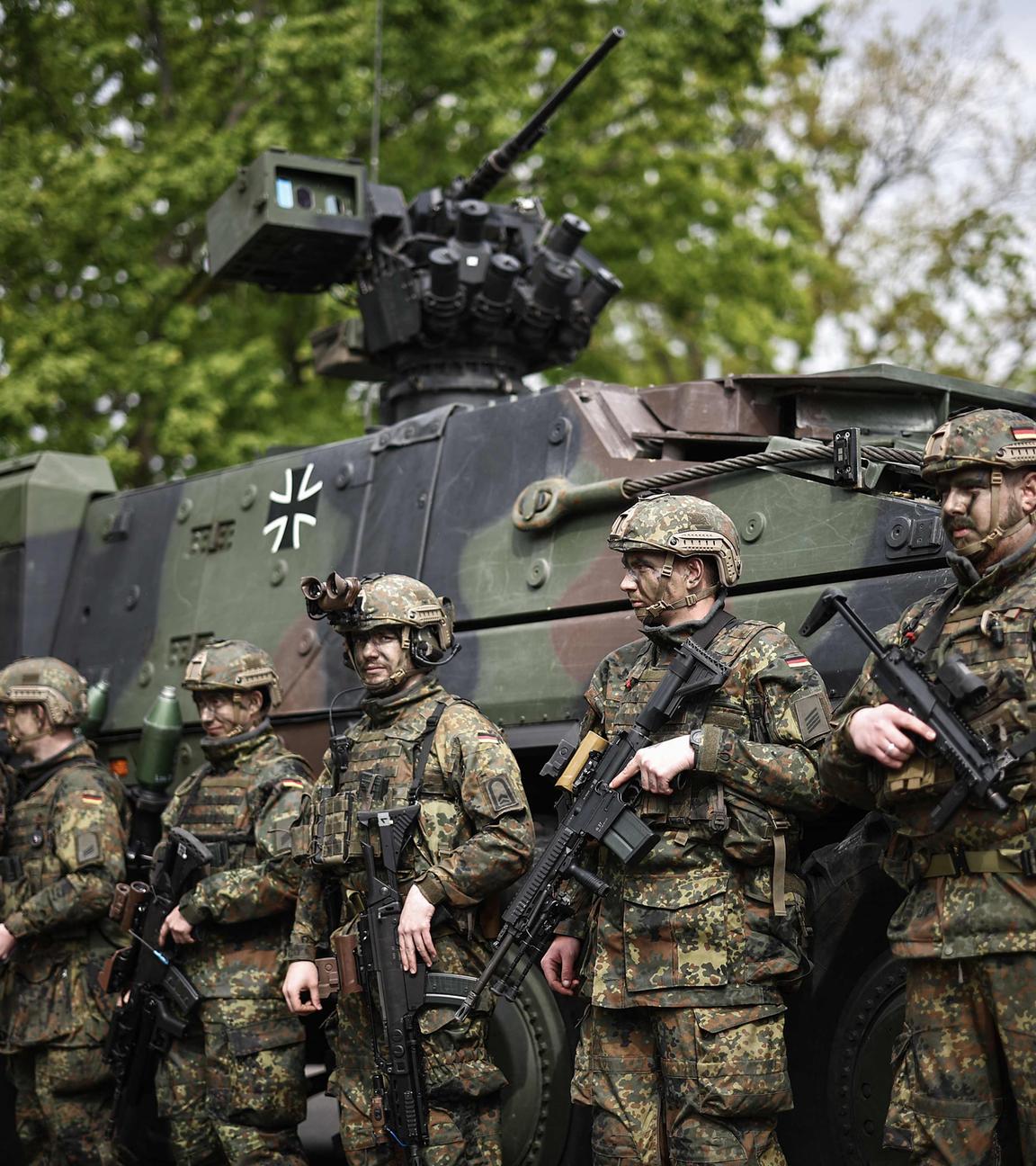 Symbolbild: Soldaten der Bundeswehr vor dem Boxer Schützenpanzer