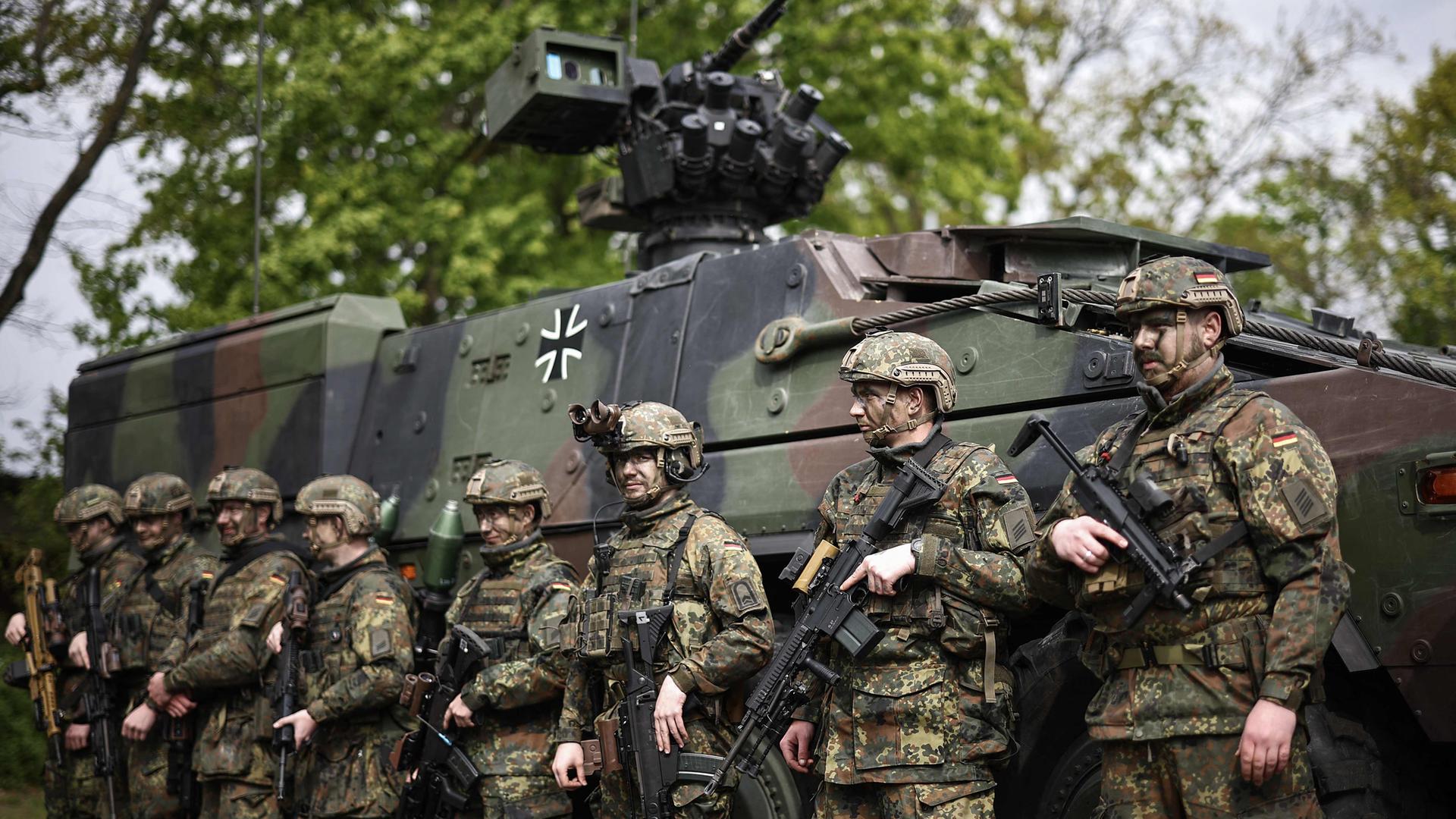 Symbolbild: Soldaten der Bundeswehr vor dem Boxer Schützenpanzer