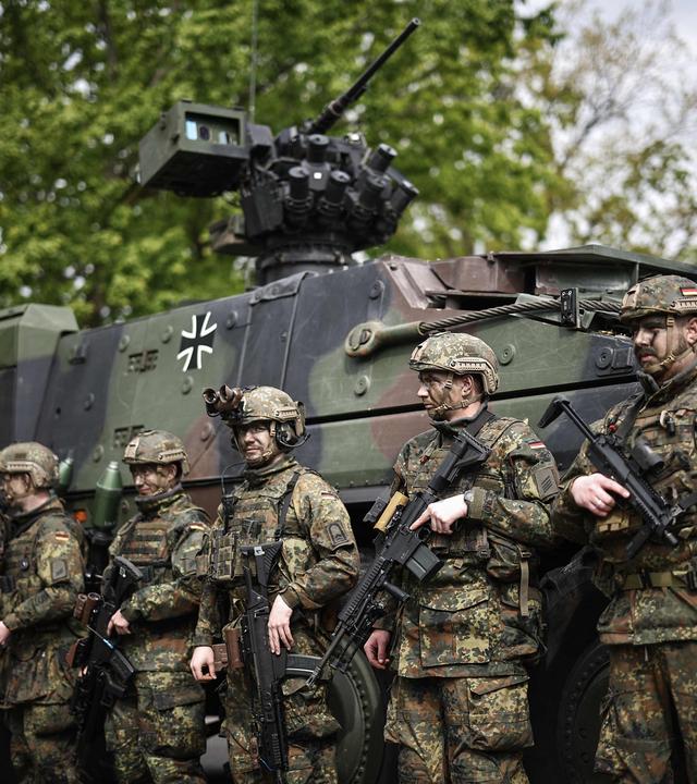 Symbolbild: Soldaten der Bundeswehr vor dem Boxer Schützenpanzer