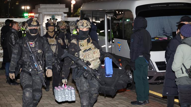 Südkoreanische Soldaten verlassen die Nationalversammlung in Seoul, Südkorea