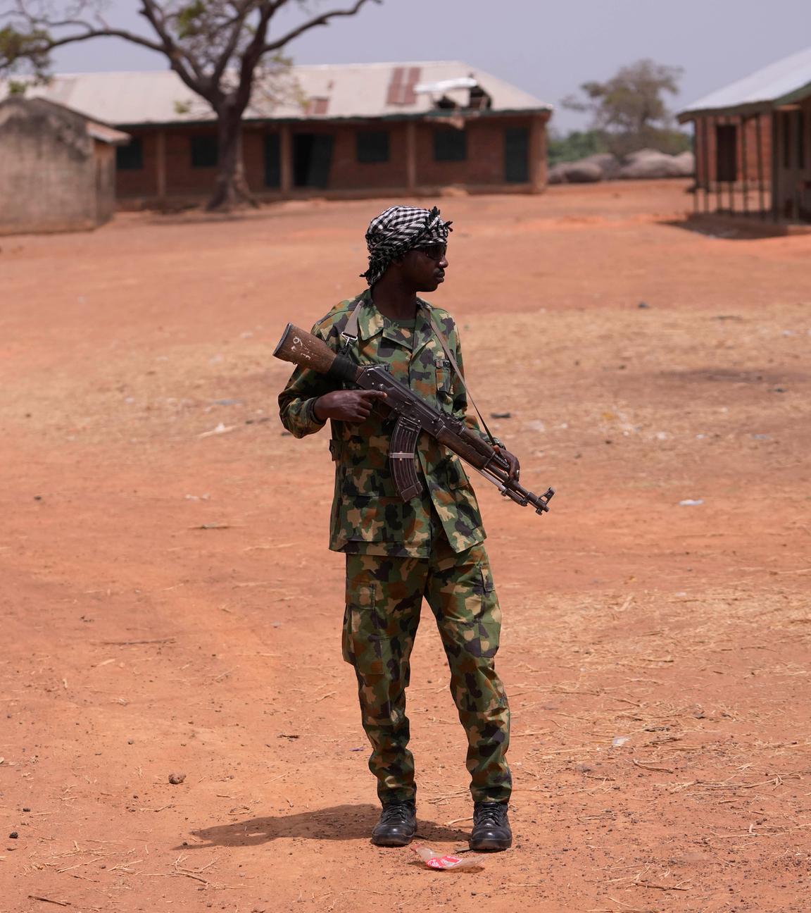 Nigeria, Kaduna: Nigerianische Soldaten patrouillieren in Kuriga, Kaduna Nigeria.