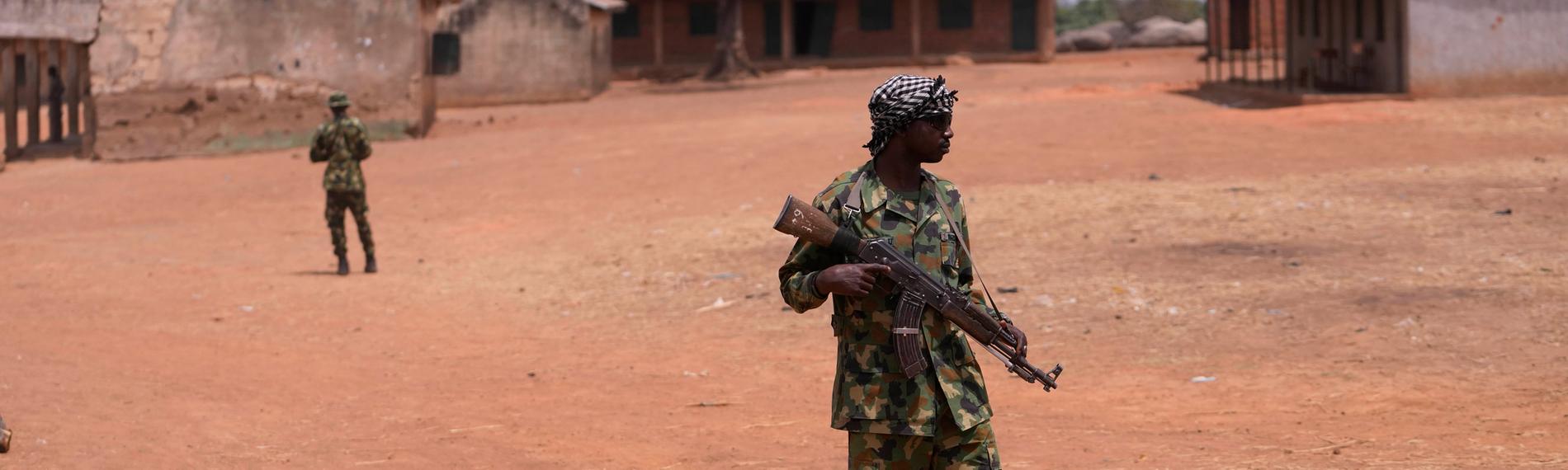 Nigeria, Kaduna: Nigerianische Soldaten patrouillieren in Kuriga, Kaduna Nigeria.