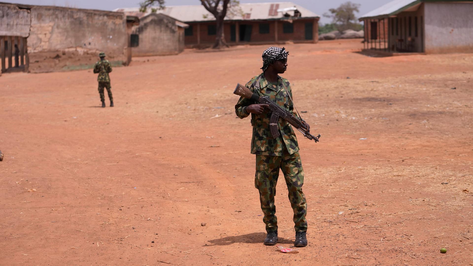 Nigeria, Kaduna: Nigerianische Soldaten patrouillieren in Kuriga, Kaduna Nigeria.