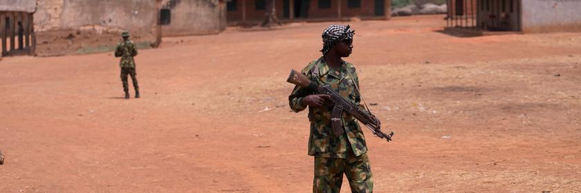 Nigeria, Kaduna: Nigerianische Soldaten patrouillieren in Kuriga, Kaduna Nigeria.