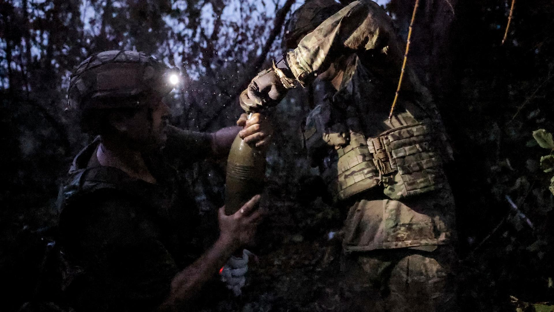 Ukrainische Soldaten feuern auf russische Stellungen an der Front bei Tschassiw Jar