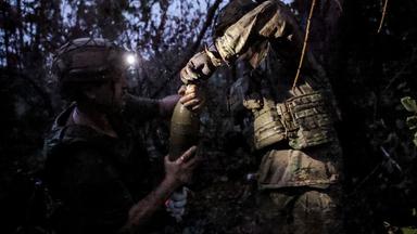 Ukrainische Soldaten feuern auf russische Stellungen an der Front bei Tschassiw Jar