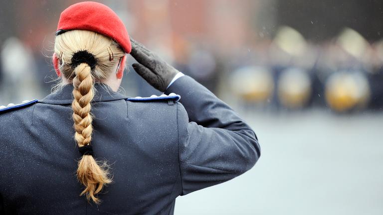 Soldatin der Bundeswehr salutiert bei Gelöbnis