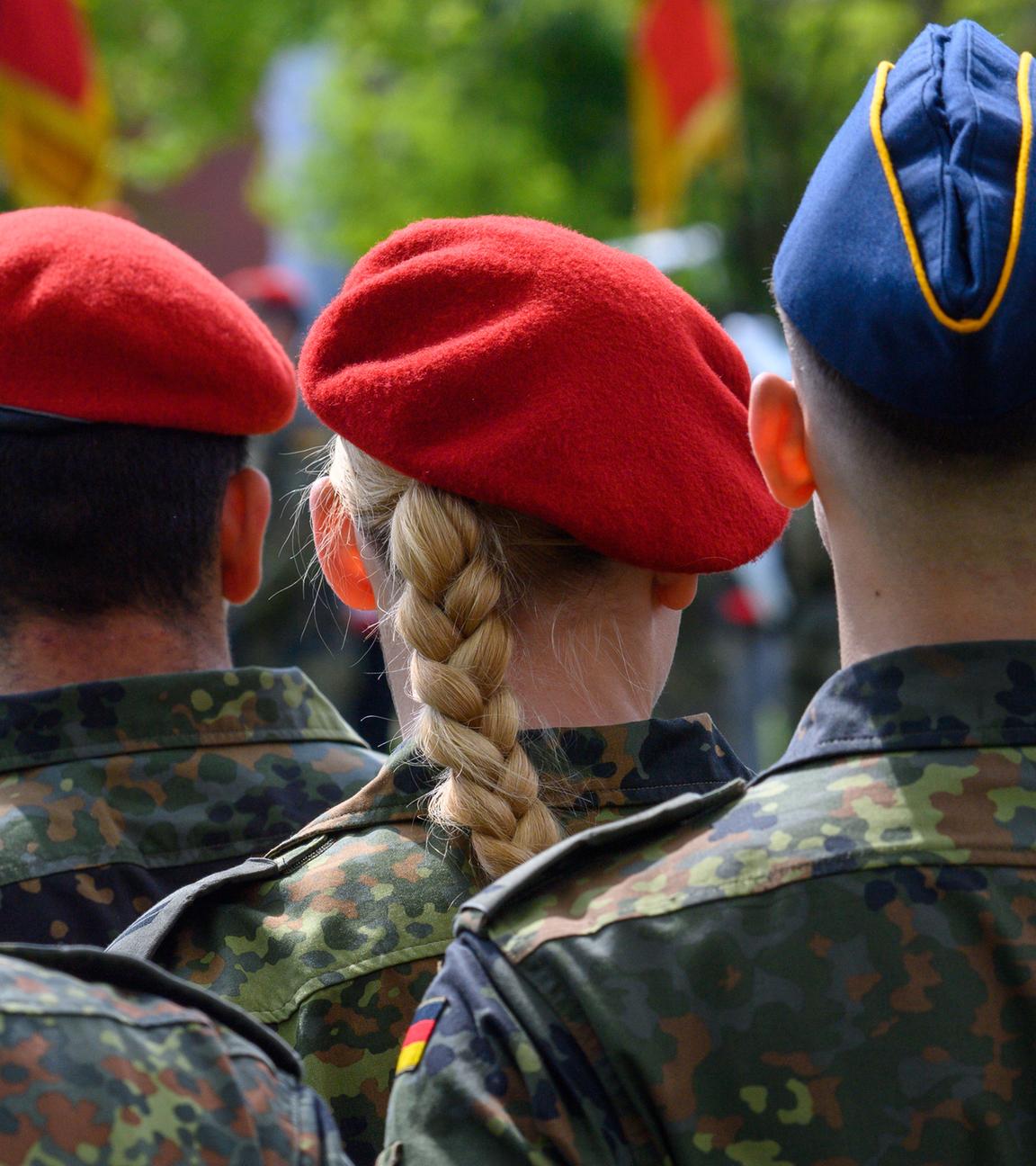 ARCHIV - 24.04.2025, Sachsen-Anhalt, Burg: Soldatinnen und Soldaten der Bundeswehr sind im Goehtepark in Burg angetreten.