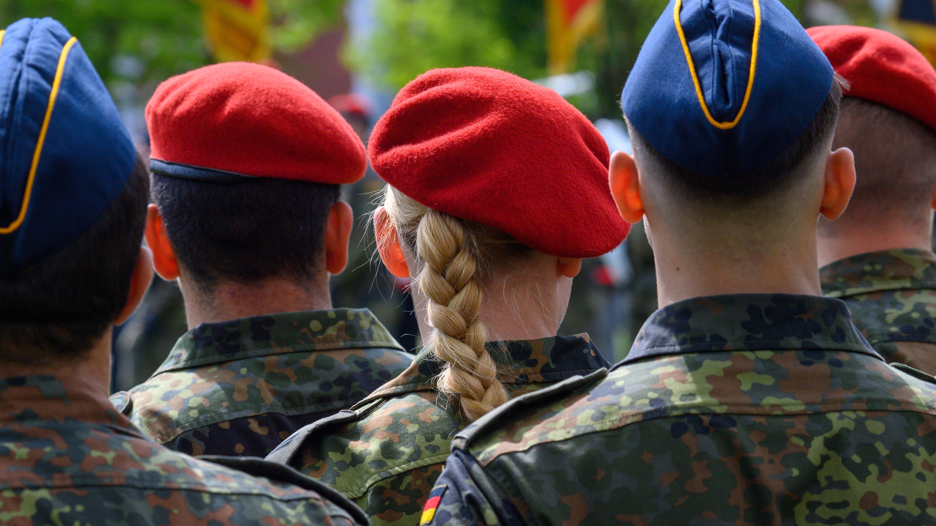 ARCHIV - 24.04.2025, Sachsen-Anhalt, Burg: Soldatinnen und Soldaten der Bundeswehr sind im Goehtepark in Burg angetreten.
