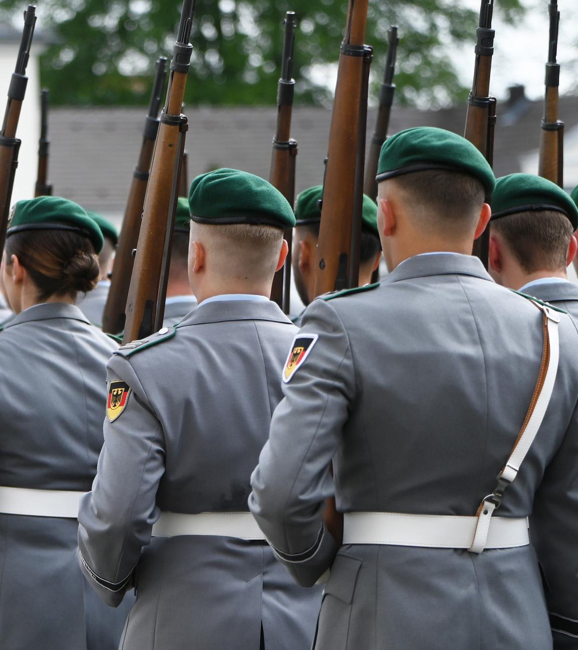 Soldatinnen und Soldaten der Bundeswehr marschieren bei einer militärischen Zeremonie vor dem Schloss Bellevue in Berlin.