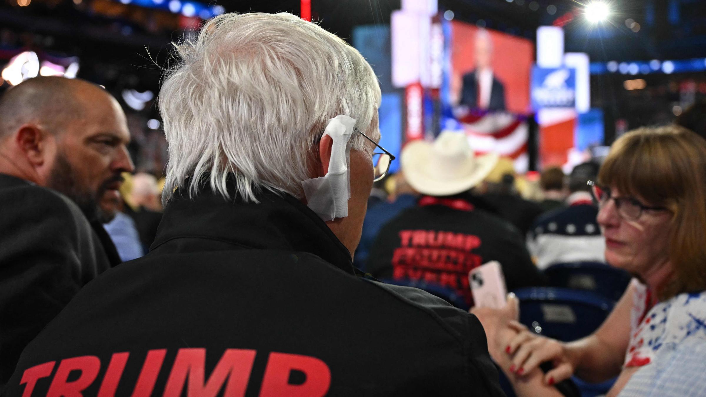 Ein Teilnehmer trägt ein Pflaster über dem Ohr als Zeichen der Solidarität mit Donald Trump am 17.07.2024.