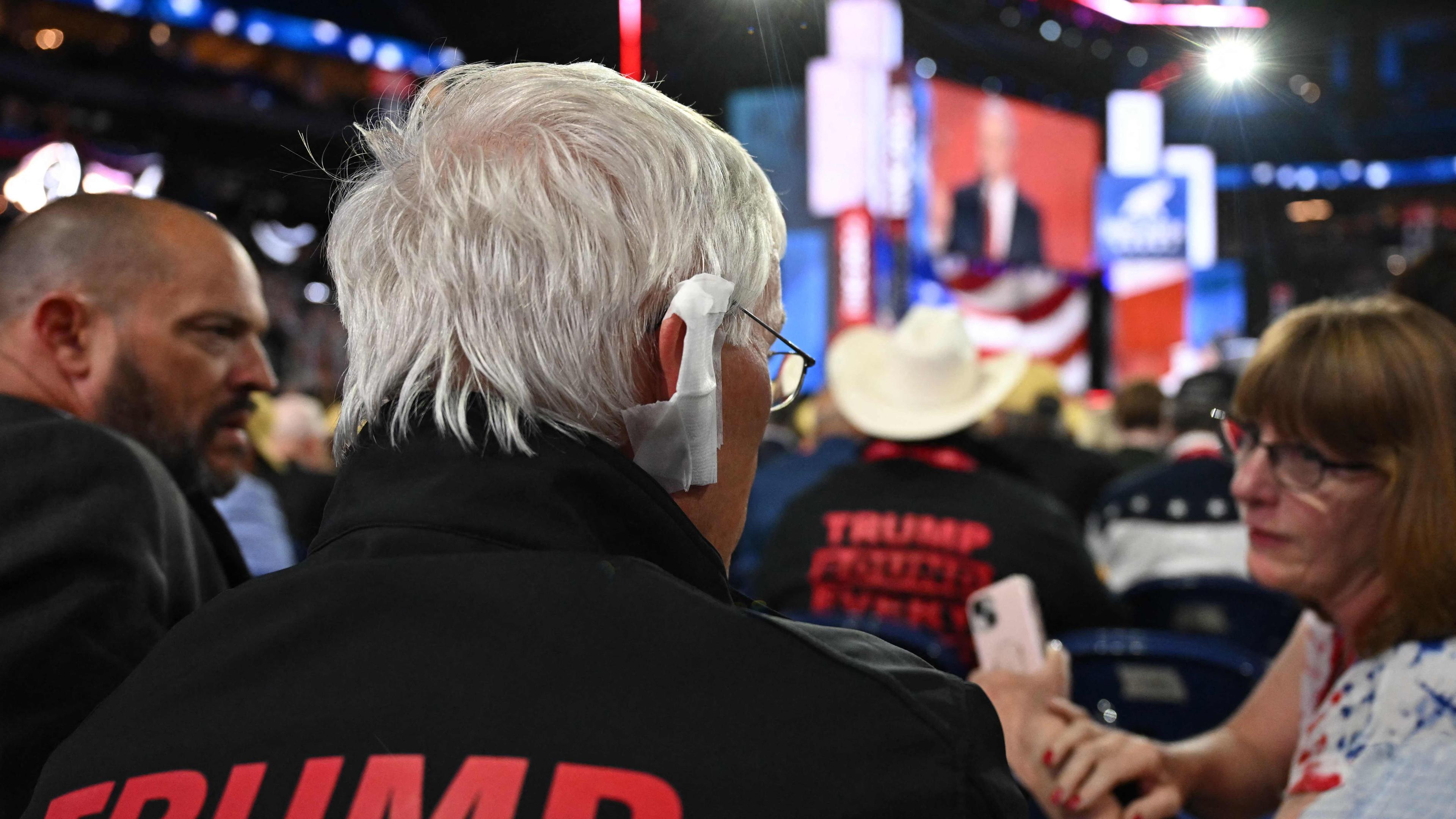 Ein Teilnehmer trägt ein Pflaster über dem Ohr als Zeichen der Solidarität mit Donald Trump am 17.07.2024.