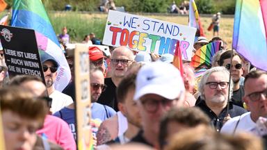 Nordrhein-Westfalen, Köln: Menschen demonstrieren unter dem Motto "Köln zeigt Solidarität, Köln zeigt Haltung" an der Deutzer Werft.