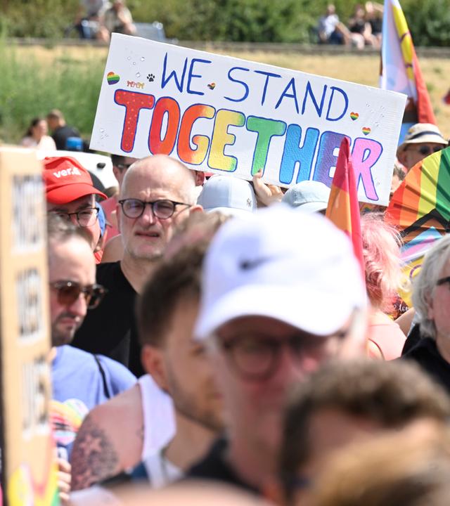 Nordrhein-Westfalen, Köln: Menschen demonstrieren unter dem Motto "Köln zeigt Solidarität, Köln zeigt Haltung" an der Deutzer Werft.