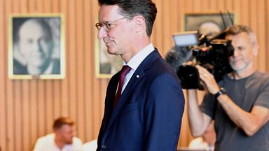 23.06.2026, Nordrhein-Westfalen, Düsseldorf: Hendrik Wüst (CDU), Ministerpräsident von Nordrhein-Westfalen, wartet während des Landtagsuntersuchungsausschusses zum Terroranschlag in Solingen, um als Zeuge auszusagen. 