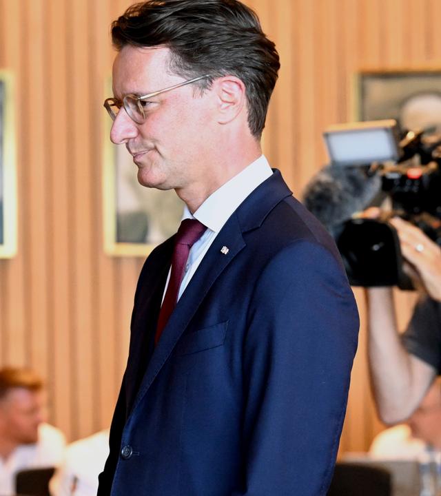 23.06.2026, Nordrhein-Westfalen, Düsseldorf: Hendrik Wüst (CDU), Ministerpräsident von Nordrhein-Westfalen, wartet während des Landtagsuntersuchungsausschusses zum Terroranschlag in Solingen, um als Zeuge auszusagen. 