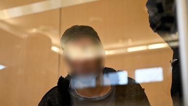 Der syrische Angeklagte Issa Al H. wartet vor dem Gericht in Düsseldorf auf sein Urteil am Ende seines Prozesses wegen eines tödlichen Messerangriffs, bei dem im August 2024 während eines Sommerstadtfests in Solingen drei Menschen getötet wurden.