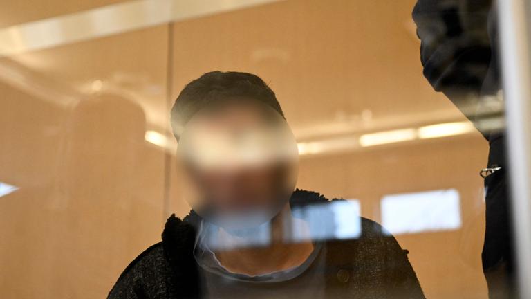 Der syrische Angeklagte Issa Al H. wartet vor dem Gericht in Düsseldorf auf sein Urteil am Ende seines Prozesses wegen eines tödlichen Messerangriffs, bei dem im August 2024 während eines Sommerstadtfests in Solingen drei Menschen getötet wurden.