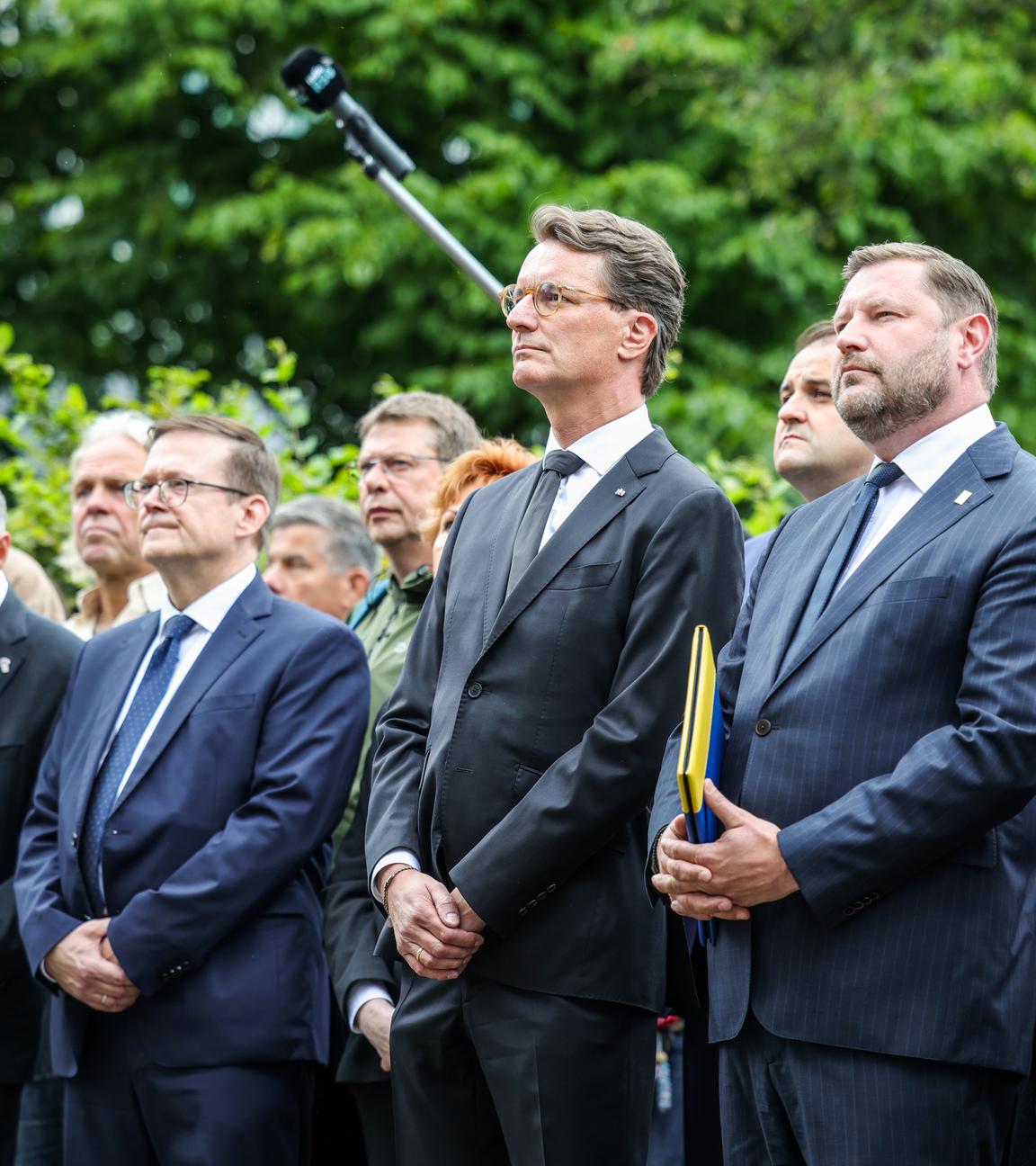 Nordrhein-Westfalen, Solingen: Herbert Reul (CDU, l), Innenminister von Nordrhein-Westfalen, Hendrik Wüst (3.v.r, CDU), Ministerpräsident von Nordrhein-Westfalen, Tim Kurzbach (2.v.r), Oberbürgermeister der Stadt Solingen und Mona Neubaur (r, Bündnis 90/Grüne), Ministerin für Wirtschaft, Industrie, Klimaschutz und Energie von Nordrhein-Westfalen, stehen zusammen bei der Gedenfeier in Solingen.