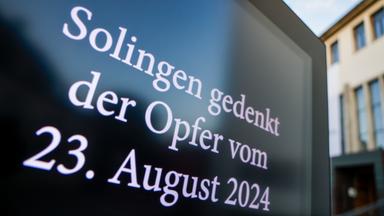 Auf einem Display auf dem Platz des Anschlags ist zu lesen: Solingen gedenkt der Opfer des Terroranschlags vom 23. August 2024.