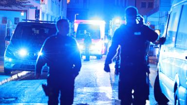 Polizei steht in der Nähe des Einsatzortes