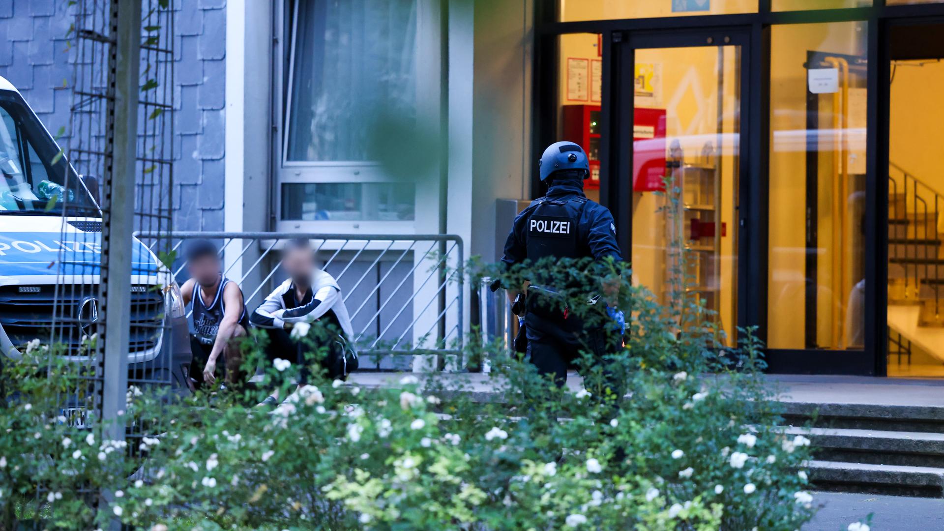 Ein Polizist steht vor einer Flüchtlingsunterkunft in Solingen, in der nach dem Anschlag in der Stadt ein Einsatz durchgeführt wird.