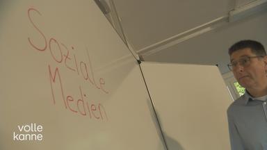 Schulleiter Dirk Braun spricht über das Social Media-Experiment. An der Tafel steht "Soziale Medien".