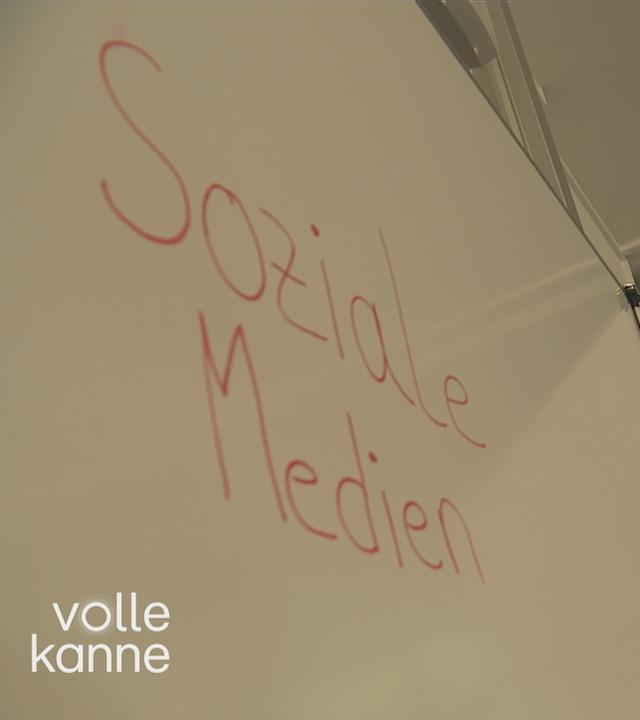 Schulleiter Dirk Braun spricht über das Social Media-Experiment. An der Tafel steht "Soziale Medien".