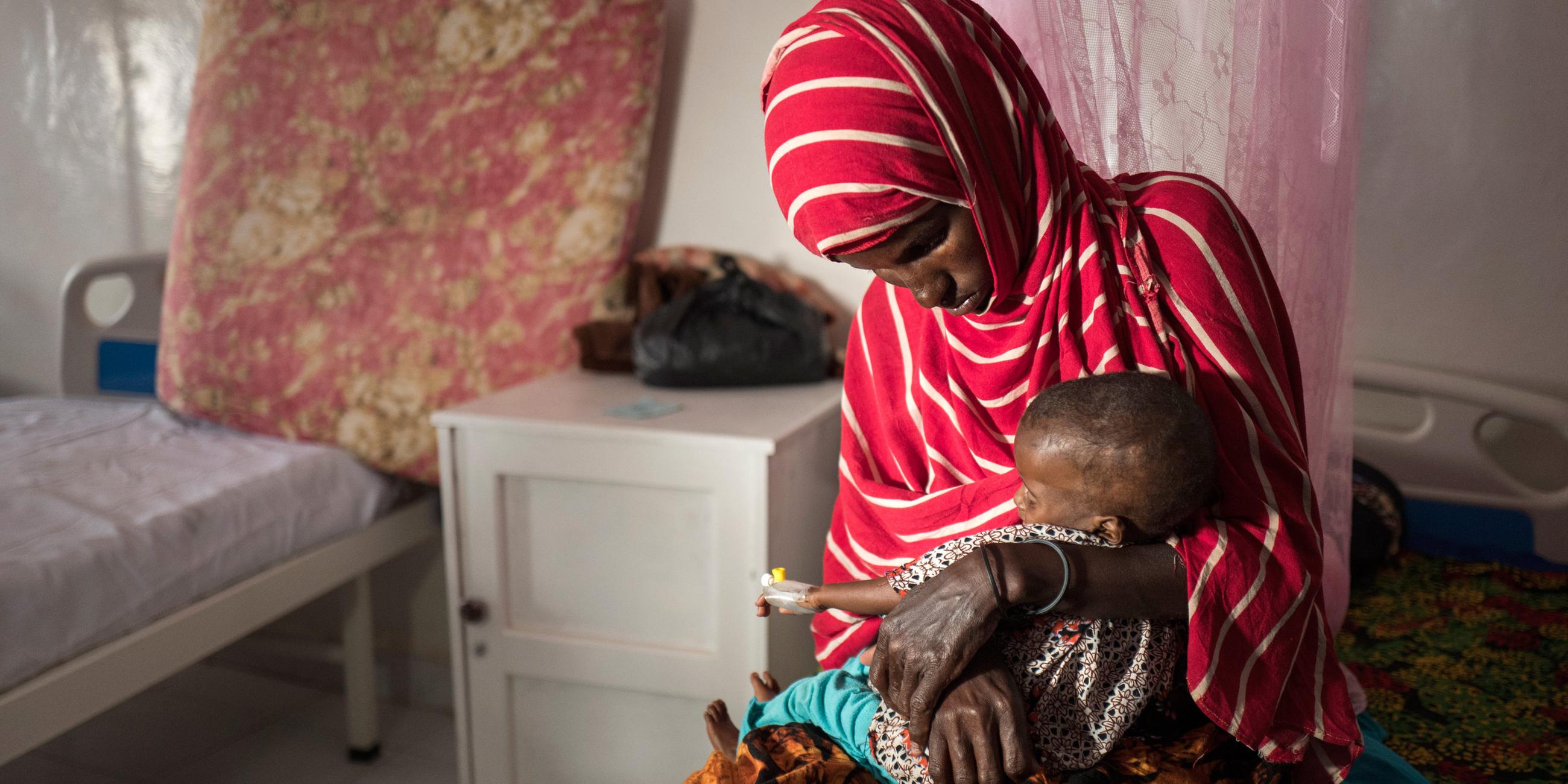 Shamsa Abdi Isse und ihr neun Monate alte Tochter sind am 23.02.2017 im Krankenhaus in Garowe im Norden Somalias.