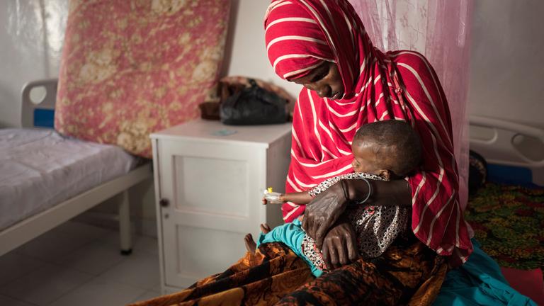 Shamsa Abdi Isse und ihr neun Monate alte Tochter sind am 23.02.2017 im Krankenhaus in Garowe im Norden Somalias.