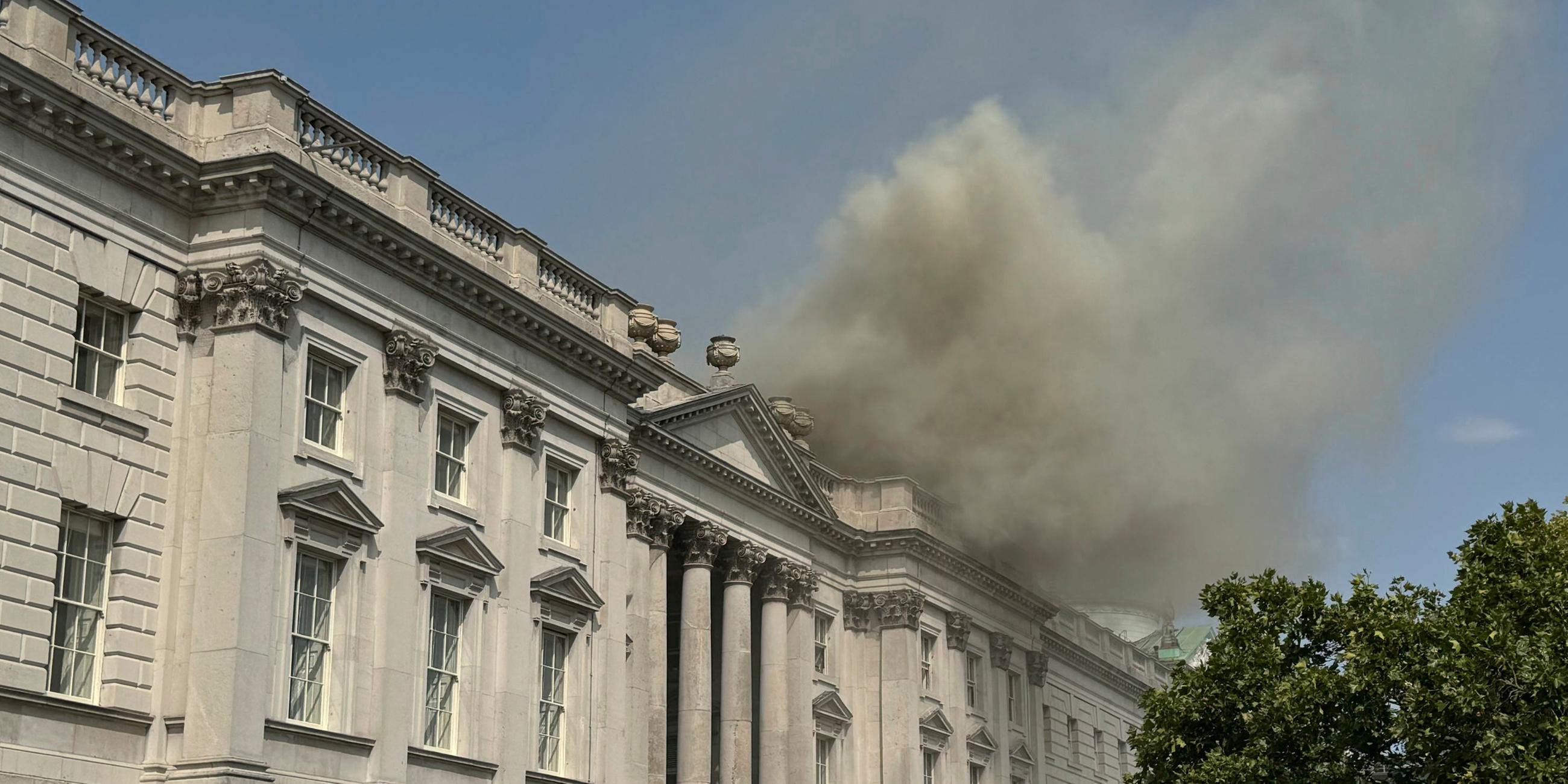 Rauch steigt aus dem Dach des Somerset House im Zentrum von London.