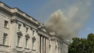 Rauch steigt aus dem Dach des Somerset House im Zentrum von London.