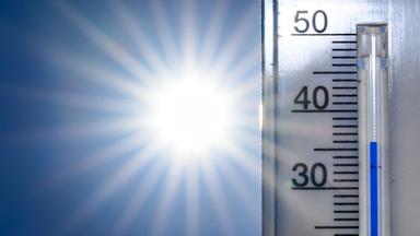 36 Grad Celsius zeigt ein Thermometer vor der Nachmittagssonne an.