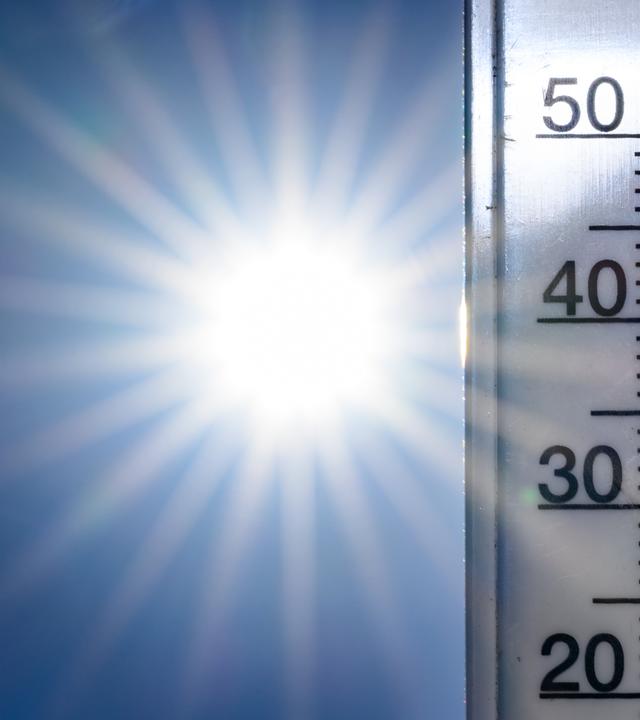 36 Grad Celsius zeigt ein Thermometer vor der Nachmittagssonne an.