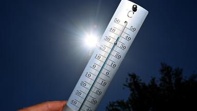 36 Grad Celsius zeigt ein Thermometer vor der Nachmittagssonne an.