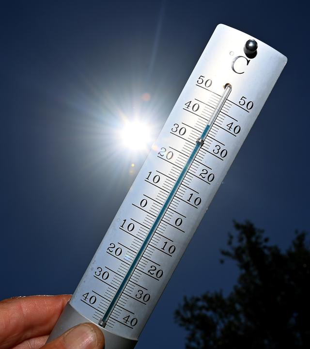 36 Grad Celsius zeigt ein Thermometer vor der Nachmittagssonne an.