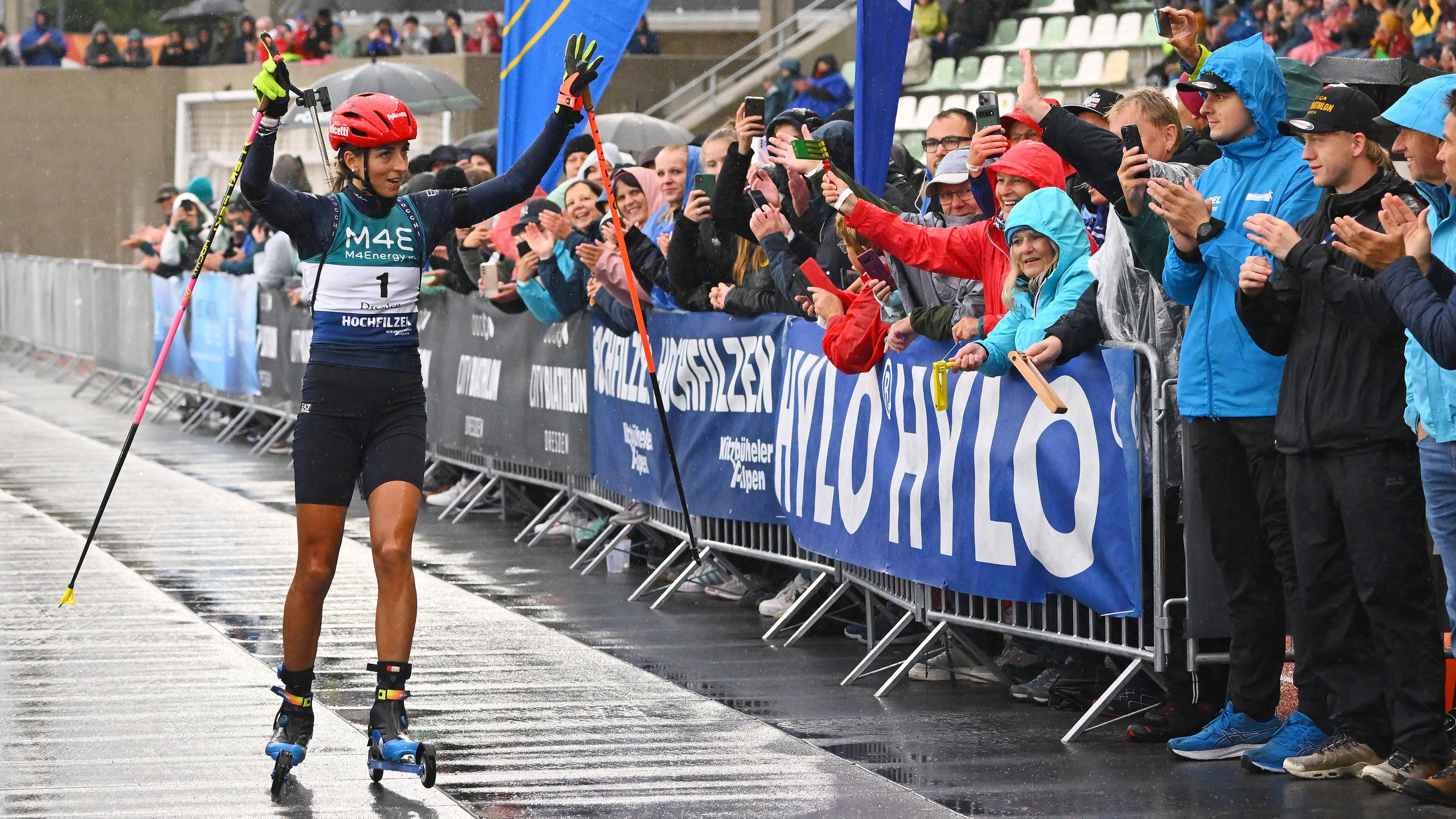 Lisa Vittozzi (Italien) kommt als Siegerin ins Ziel